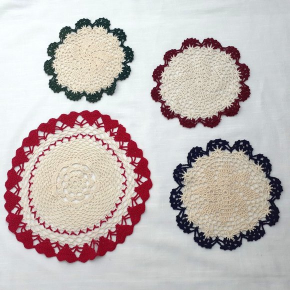 Vintage Doilies. Set of 4. Christmas holiday themed. Hand crafted. Varied sizes - Picture 7 of 11